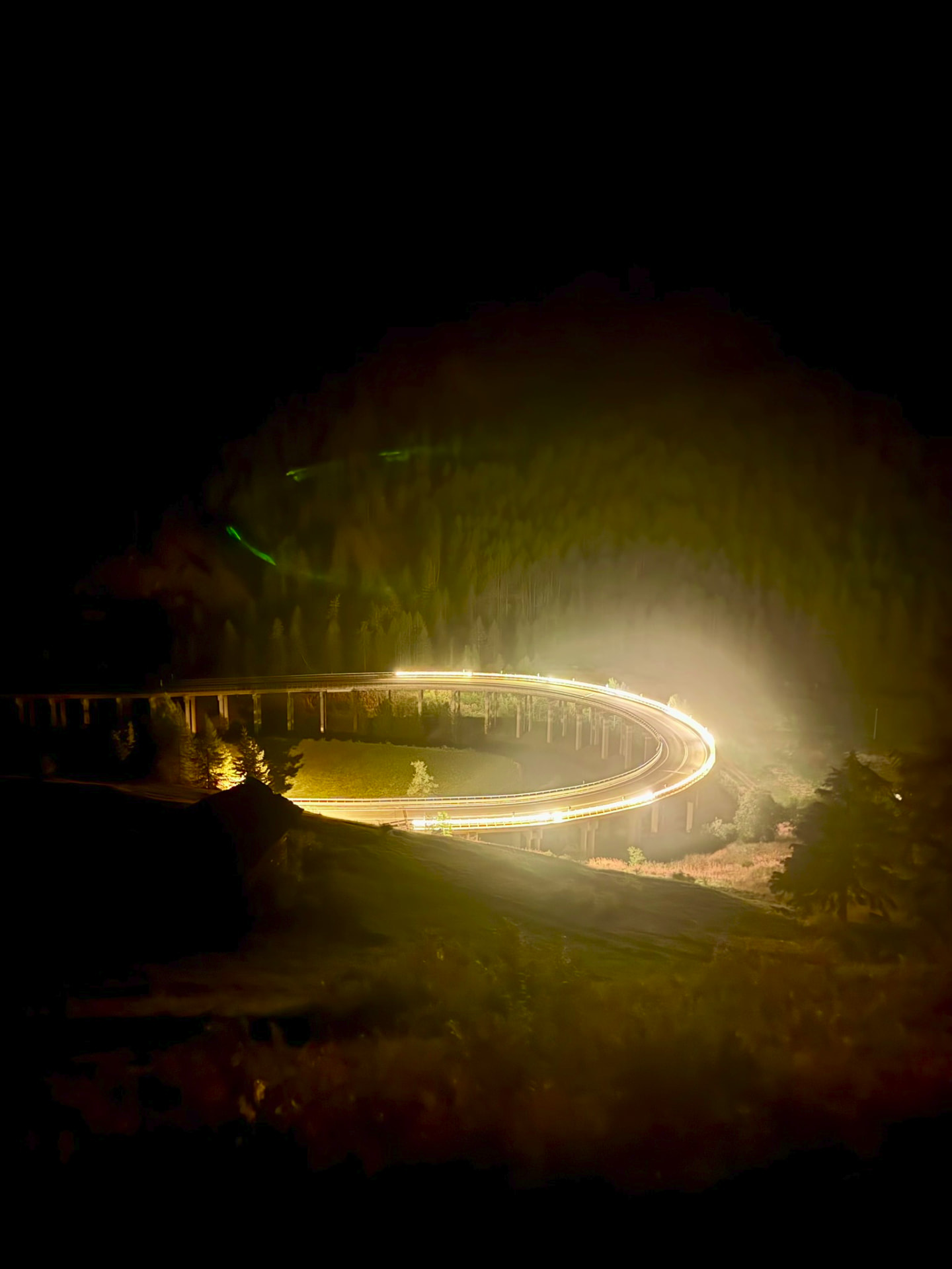 Osvetljen viadukt v nočni dolini